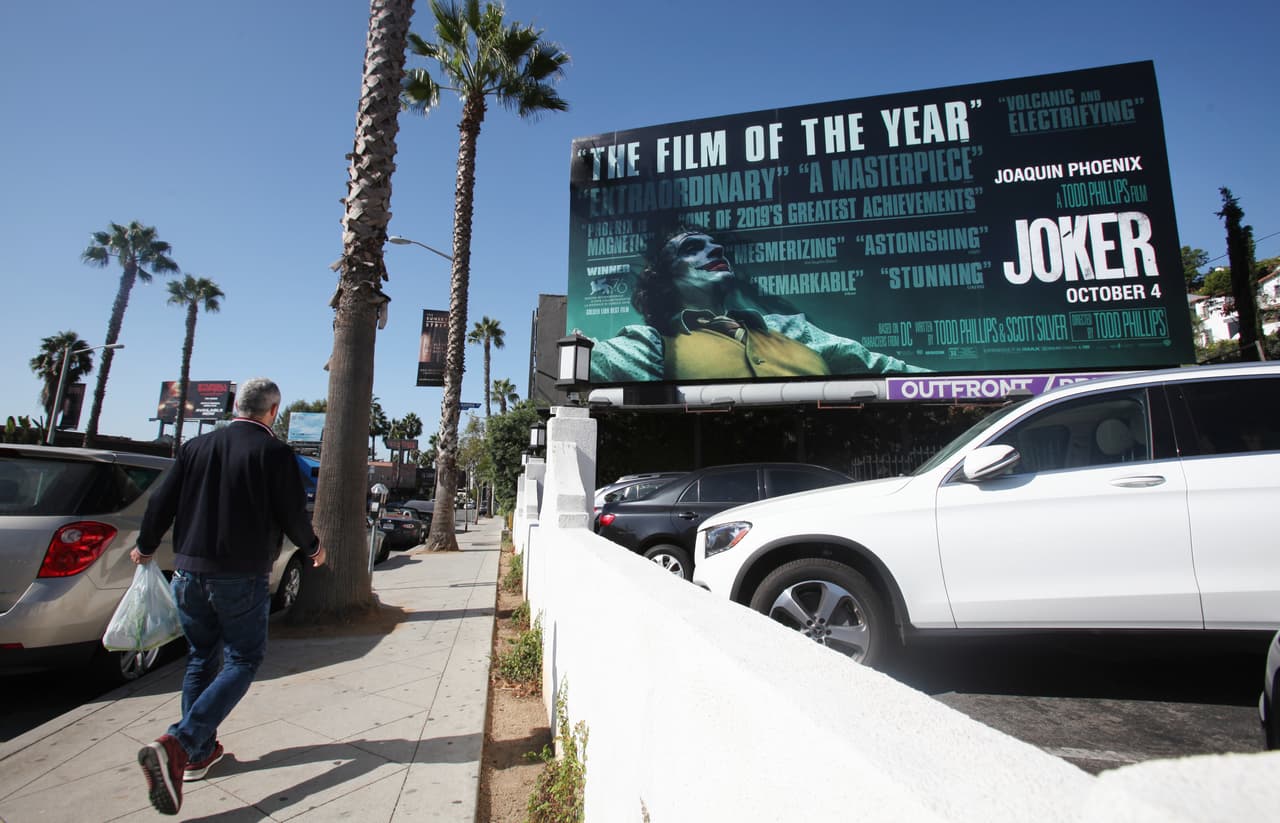 Una valla publicitaria anuncia la película "Joker" en Los Ángeles, California.