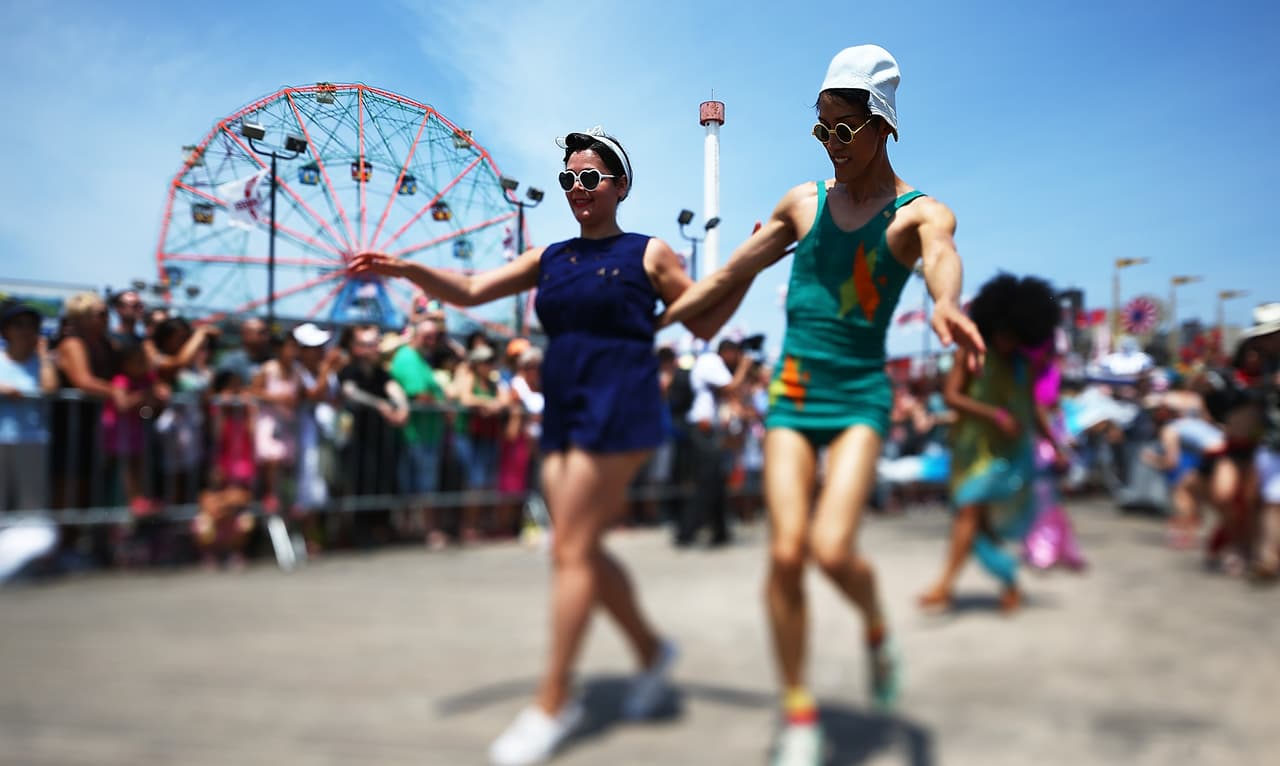 Cientos se unieron al desfile a la orilla del mar de Coney Island