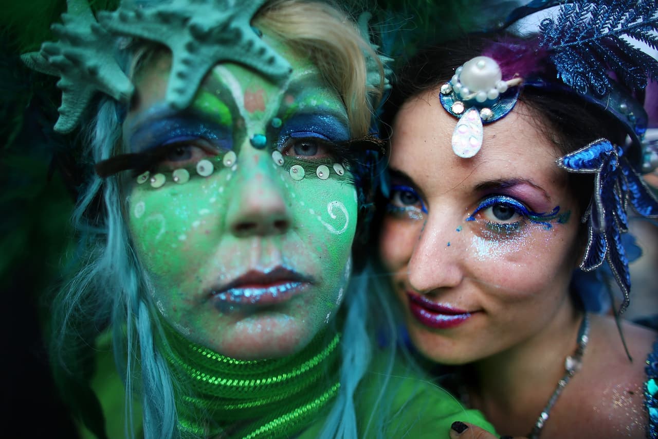 Cientos se unieron al desfile a la orilla del mar de Coney Island