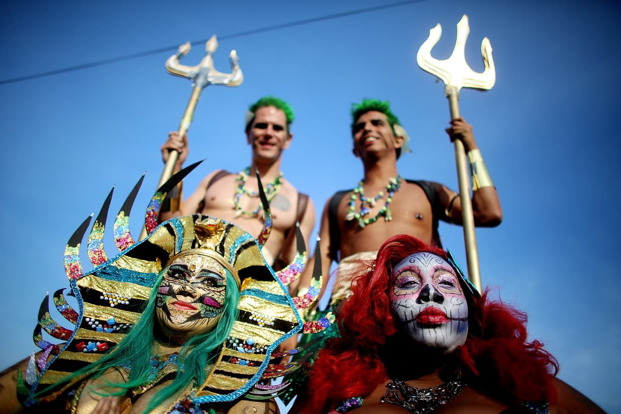 Cientos se unieron al desfile a la orilla del mar de Coney Island