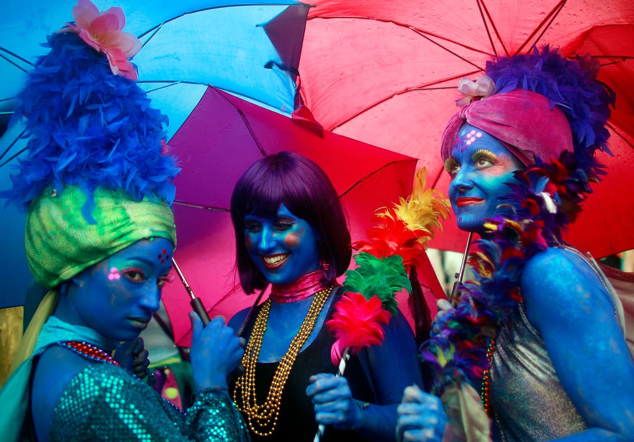 Cientos se unieron al desfile a la orilla del mar de Coney Island