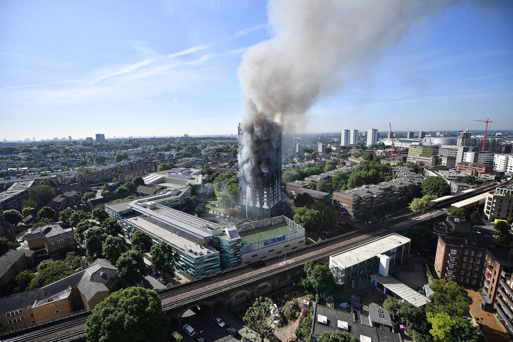 Una imagen de la torre Grenfill, que se incendió totalmente la madrugada de este miércoles en Londres, tomada desde un edificio cercano.