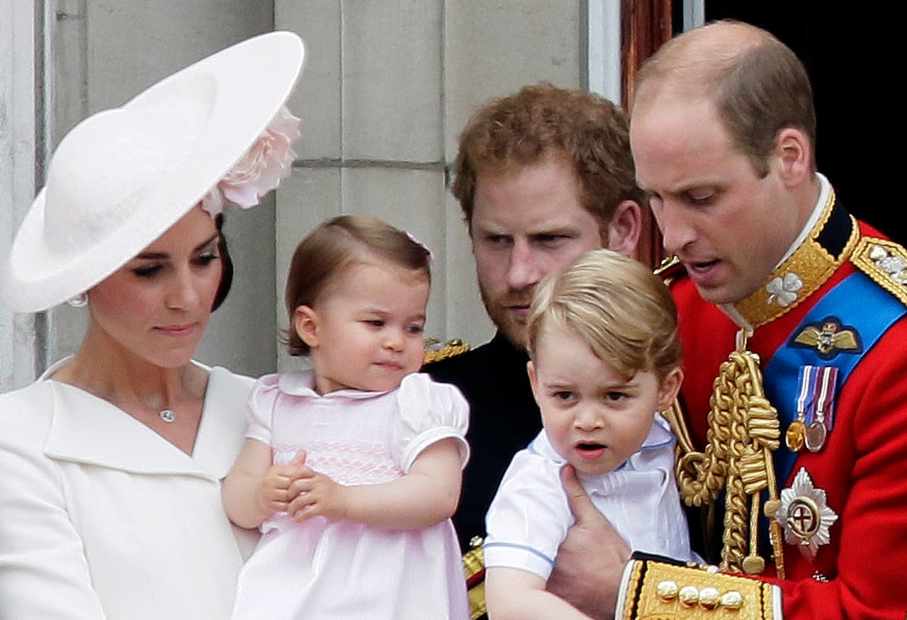 En esta foto del 11 de junio del 2016, el príncipe William de Gran Bretaña sostiene al príncipe George, a la derecha, y Kate, la duquesa de Cambridge, carga a la princesa Charlotte durante un evento en el Palacio de Buckingham, en Londres