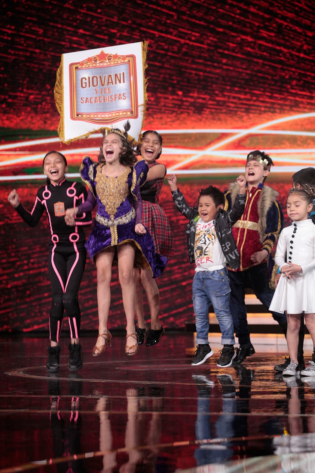 Ahora era momento de mencionar al escuadrón que, por sus alto puntaje, pasaba automáticamente a la gran final: ‘Giovani y los Sacachispas’