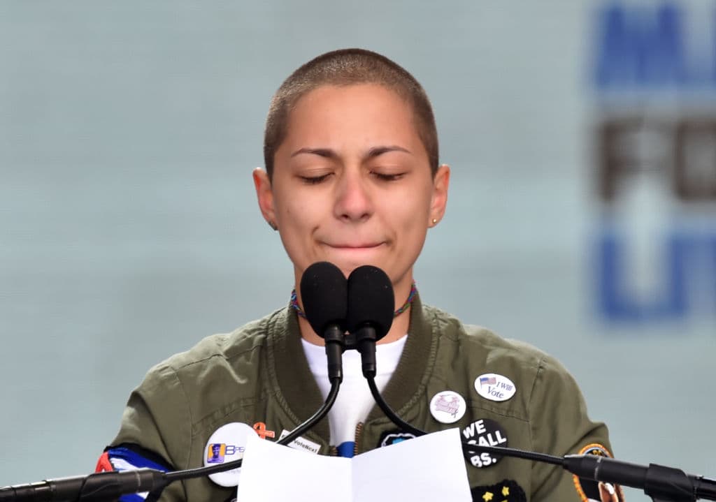 <b>Masacre en una secundaria:</b> El día de San Valentín de 2018 un estudiante de la escuela secundaria de 
<a href="https://www.univision.com/noticias/march-for-our-lives/de-parkland-a-washington-los-jovenes-sobrevivientes-de-la-masacre-se-alistan-para-una-marcha-historica-video">Parkland, en el sur de Florida,</a> armado con un rifle de asalto abrió fuego contra sus compañeros, matando a 17 de ellos e hiriendo a otros 17. Muchos sobrevivientes se unieron al activismo en EEUU contra las armas de fuego, entre ellos la joven Emma González.