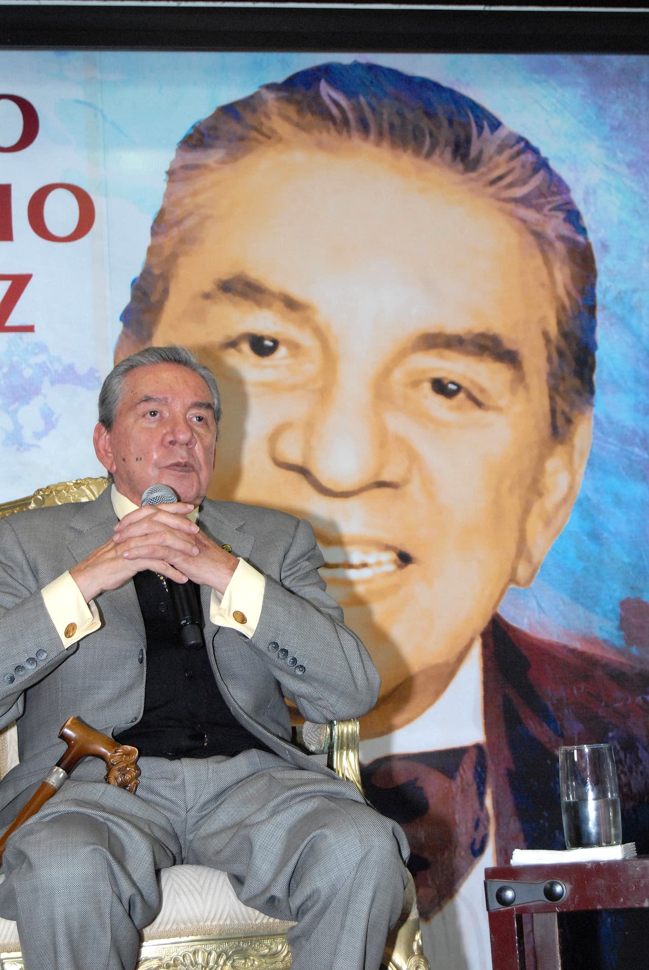 "Mi problema es que 
<b>me duelen mucho los huesos</b>", comentó el artista que alcanzó la fama desde mediados de la década de 1960.