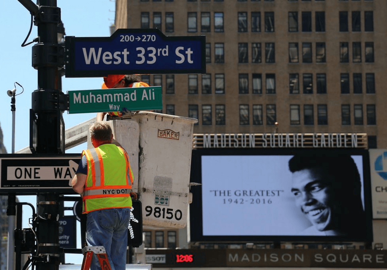 Desde el sábado en la madrugada, una pantalla gigante rinde tributo a Ali.