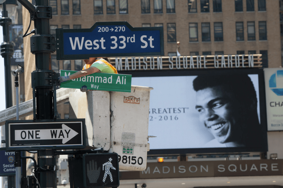 Entre tanto letrero, en verde sobresale el nombre del campeón.