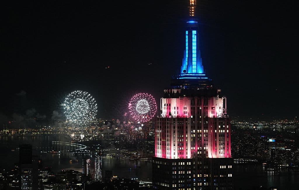 Los cohetes iluminaron la noche de la Ciudad de Nueva York por 
<b>espacio de 25 minutos.</b>