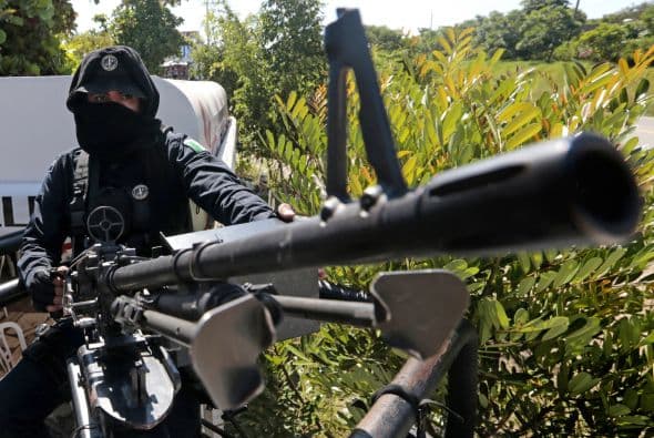 Los militares establecieron puntos de control en los accesos de la población.