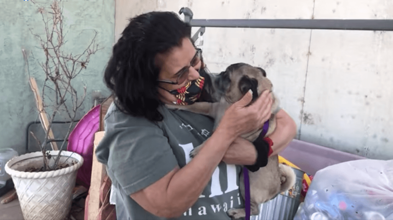 Mujer de Nuevo México se reencuentra con su perro que se perdió hace 6 años en California