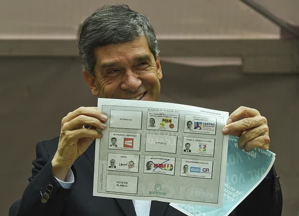 Colombia también celebra elecciones regionales. En la foto el candidato a la alcaldía de Bogotá Rafael Pardo.