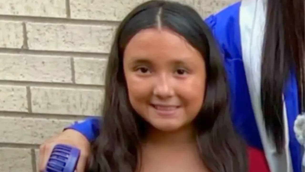 <b>Jocelynn Rojo era una niña de 11 años, "alegre", </b>según dice su abuela, Angélica Carranza
<b>.</b> Y así la recuerda Sofía Ibarra, una amiga de estudios que la extraña, porque la hacía reír y era "optimista".
<br>
<br>Ambas la extrañan. “No me explico
<b>por qué se fue</b> (murió)", confiesa la abuela.
<br>
<br>Marbella Carranza, madre de
<b>Jocelynn, cree saber qué </b>le pasó. Supo que su hija sufría acoso en la escuela, donde buscó ayuda porque la amenazaron con que llamarían "a la migra" para que deportaran a su familia y ella se quedara sola.