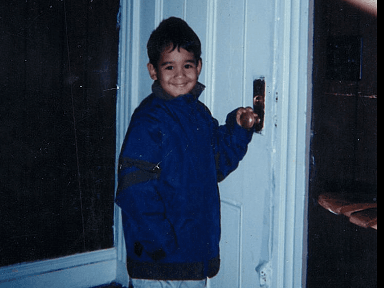 Su deporte favorito es el basketball, le gusta la pizza y sus ídolos musicales son Justin Bieber y Chris Brown.