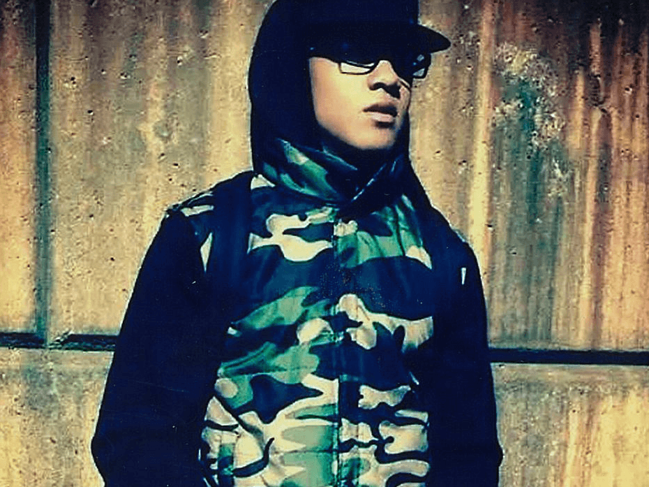 Su deporte favorito es el basketball, le gusta la pizza y sus ídolos musicales son Justin Bieber y Chris Brown.