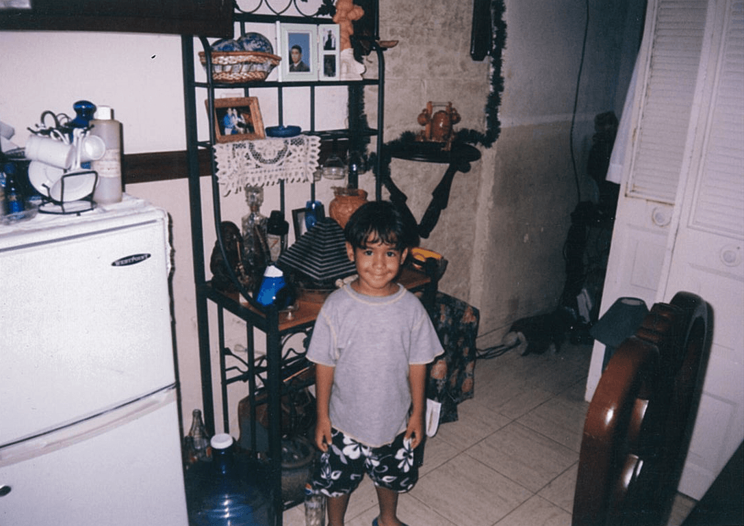 Su deporte favorito es el basketball, le gusta la pizza y sus ídolos musicales son Justin Bieber y Chris Brown.