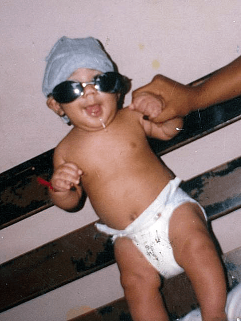 Su deporte favorito es el basketball, le gusta la pizza y sus ídolos musicales son Justin Bieber y Chris Brown.