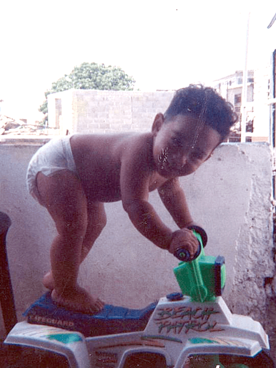 Su deporte favorito es el basketball, le gusta la pizza y sus ídolos musicales son Justin Bieber y Chris Brown.