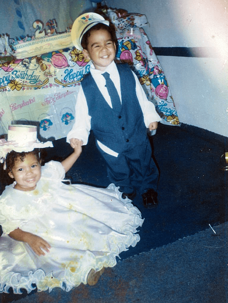 Su deporte favorito es el basketball, le gusta la pizza y sus ídolos musicales son Justin Bieber y Chris Brown.