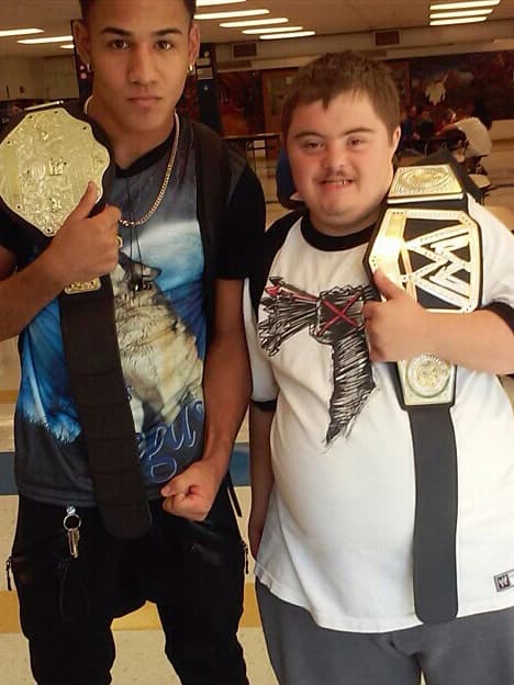 Su deporte favorito es el basketball, le gusta la pizza y sus ídolos musicales son Justin Bieber y Chris Brown.