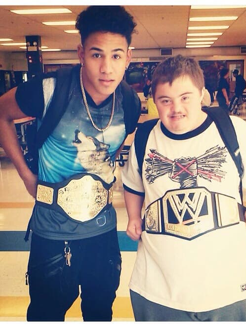 Su deporte favorito es el basketball, le gusta la pizza y sus ídolos musicales son Justin Bieber y Chris Brown.