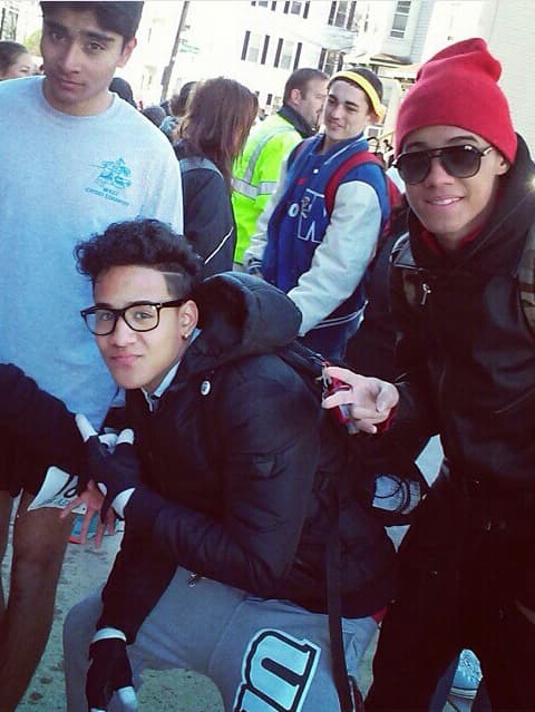 Su deporte favorito es el basketball, le gusta la pizza y sus ídolos musicales son Justin Bieber y Chris Brown.