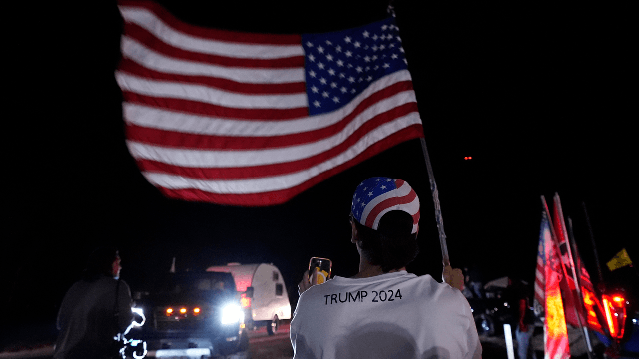 En la caravana, los ciudadanos que participan traen banderas de Estados Unidos, de Texas, y también de Donald Trump. 
<a href="https://www.univision.com/local/austin-kakw/convoy-traileres-inmigrantes-frontera-texas" target="_blank">En una parada por Dripping Springs</a>, uno de los manifestantes traía una cruz grande de madera, y algunos de sus mensajes mencionan a Dios o tienen referencias religiosas.