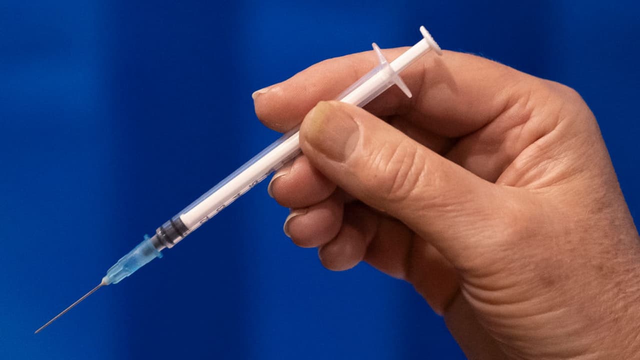 Son unas 83,000 dosis en el área que serán distribuidas en nueve centros médicos que cuentan con congeladores para poder almacenarlas. Se espera que estas luego sean repartidas a 83 hospitales. Esta primera ronda sería suministrada primero a trabajadores de la salud que asisten a pacientes contagiados con coronavirus.