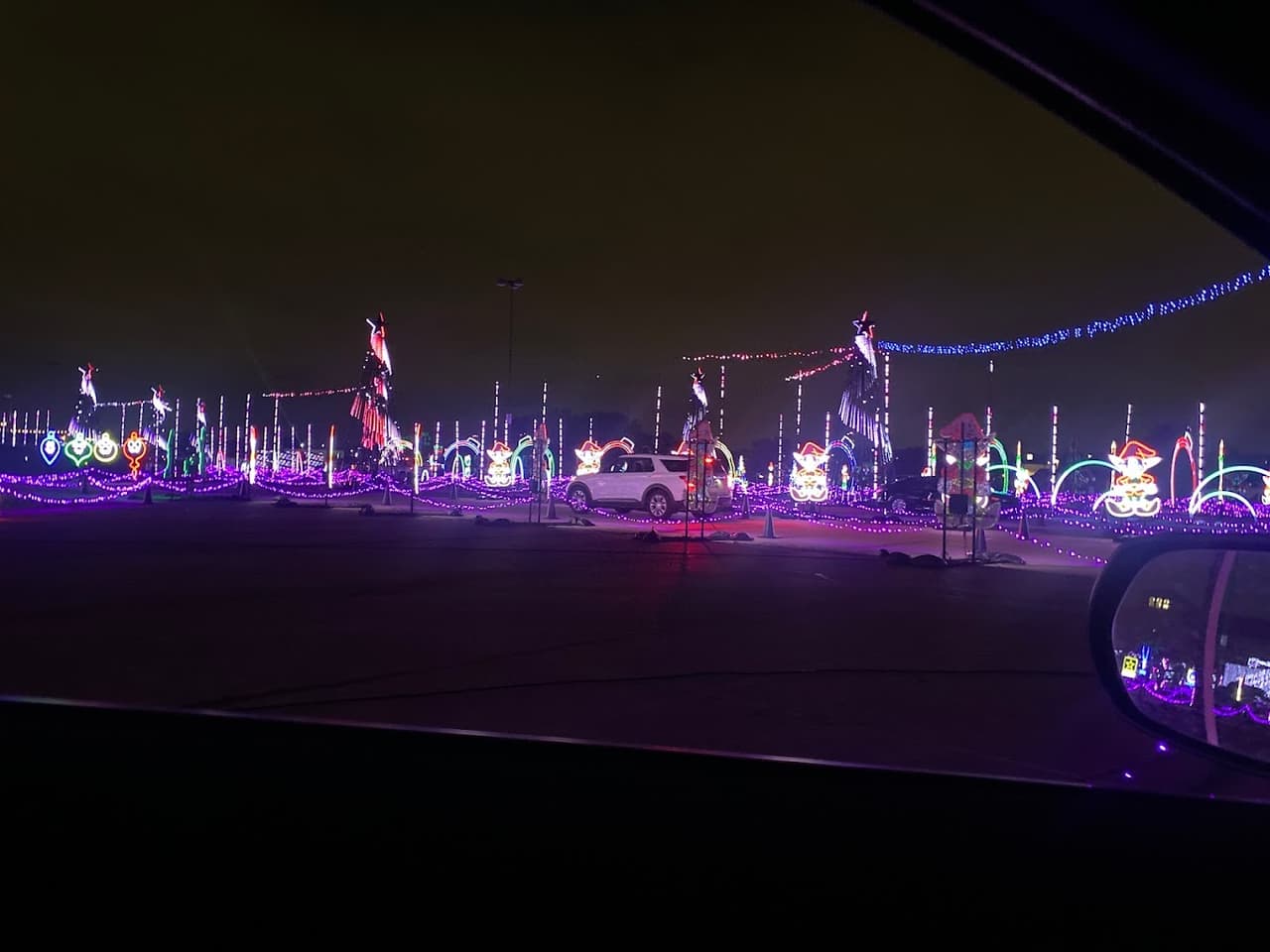 <h3 class="cms-H3-H3" style="box-sizing: border-box; margin-top: 0px; margin-bottom: 0.5rem; color: rgb(51, 51, 51); font-family: Roboto, sans-serif; font-style: normal; font-variant-ligatures: normal; font-variant-caps: normal; letter-spacing: normal; orphans: 2; text-align: left; text-indent: 0px; text-transform: none; widows: 2; word-spacing: 0px; -webkit-text-stroke-width: 0px; white-space: normal; background-color: rgb(255, 255, 255); text-decoration-thickness: initial; text-decoration-style: initial; text-decoration-color: initial;">The Light Park</h3>
<br>
<br>
<b>Dónde:</b> Retama Parking Lot, Selma, Texas
<br>
<b>Cuándo:</b> Desde el 3 de noviembre y hasta el 1 de enero, de 17:30 a 22:00 horas
<br>
<b>Costo:</b> Un boleto por vehículo
<br>Boleto comprado por internet: 39 dólares
<br>Boleto comprado en la taquilla: 50 dólares
<br>Este parque tipo drive thru tiene más de 5 millones de luces encendidas solo para ti. Disfruta de decenas de figuras iluminadas sin dejar tu auto.