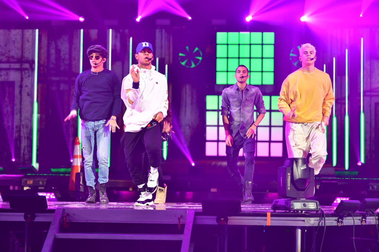 El día comenzó con los integrantes de la popular banda en el escenario, listos para practicar sus arriesgados pasos de baile.