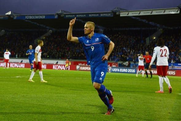 El líder del Grupo A para sorpresa de muchos es Islandia que goleó 3-0 a Turquía la jornada pasada y este viernes visita a Letonia. Por su parte, los turcos recibirán a República Checa en busca de su sumar sus primeras unidades.