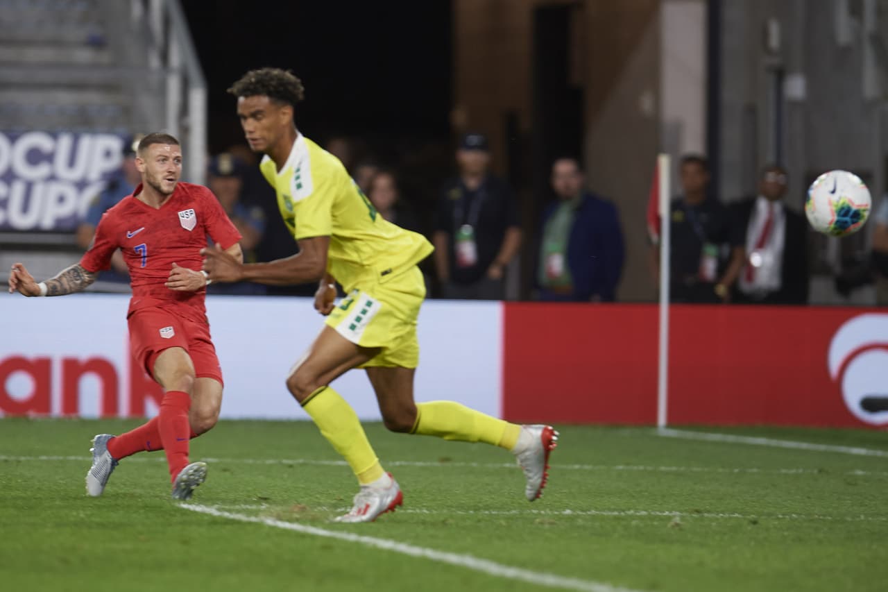 A los 28 minutos, como resultado de una excelente jugada colectiva, los estadounidenses se adelantaron en el marcador. Paul Arriola el responsable con un tiro cruzado y bien colocado, de primera intención, lejos del alcance del portero guyanense Akel Clarke.