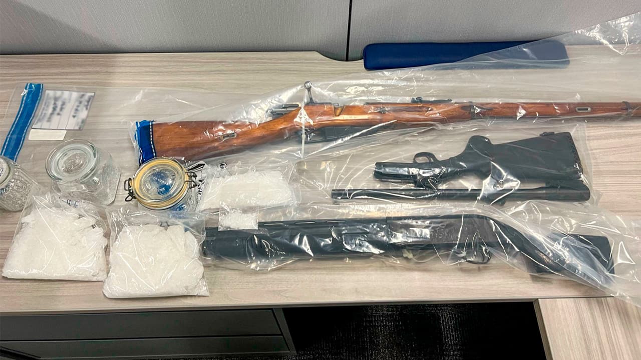 Durante la inspección se aseguraron dos libras de 
<b>metanfetamina, dos rifles, una escopeta recortada, dos cráneos humanos</b>, así como una camioneta Ford 2008, un Arctic Cat 2016, una carretilla elevadora Clark y cuatro remolques con reporte de robo.