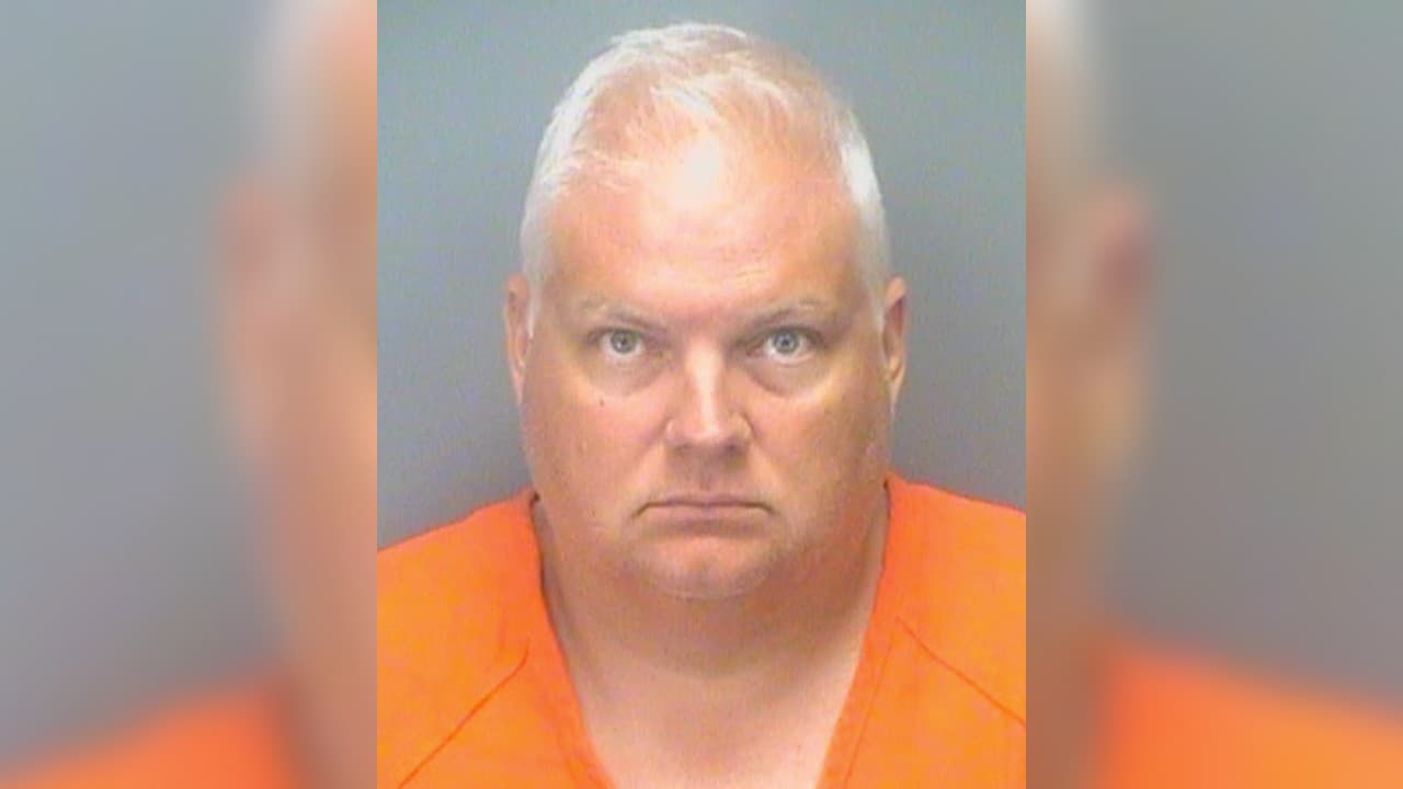 Arrestan a profesor universitario por ver y compartir pornografía infantil en el condado Pinellas