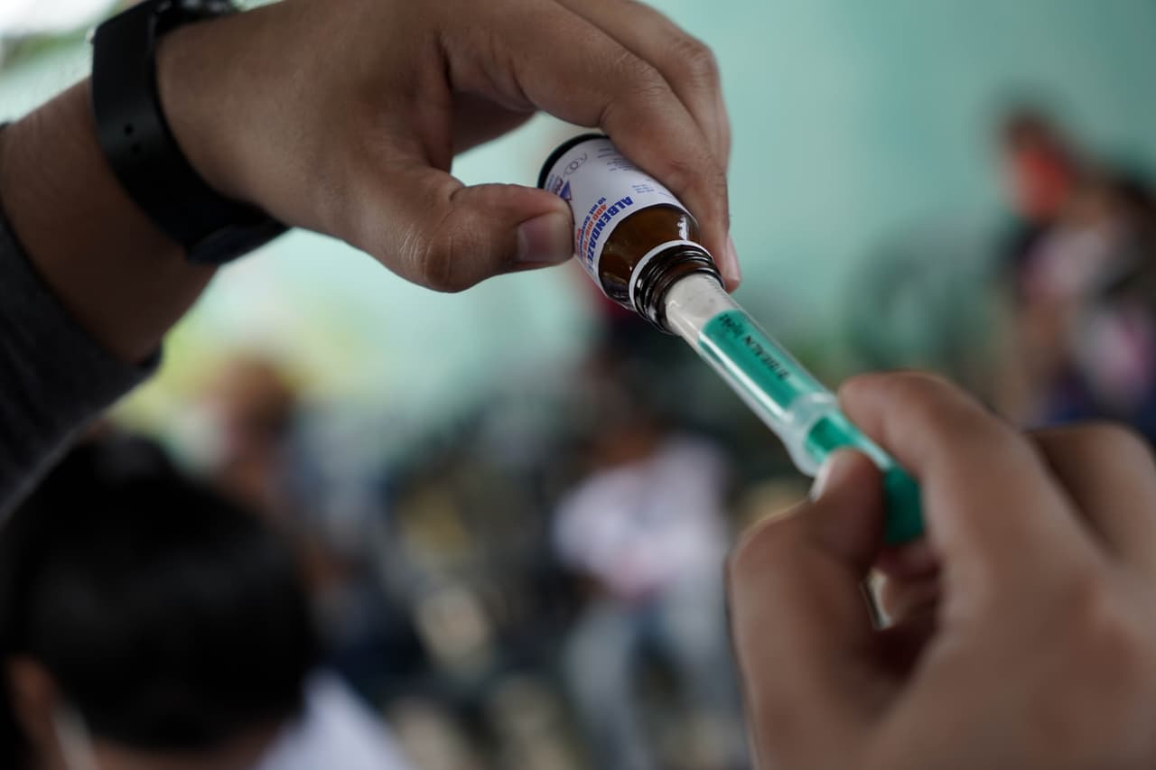 Como los niños no tienen la leche materna de sus madres, los doctores les entregan suplementos nutricionales a los cuidadores para que puedan darles una alimentación de calidad. Ellos son abuelos, tíos, vecinos y hasta desconocidos que no tienen 10 dólares cada tres días para comprar la lecha de fórmula.