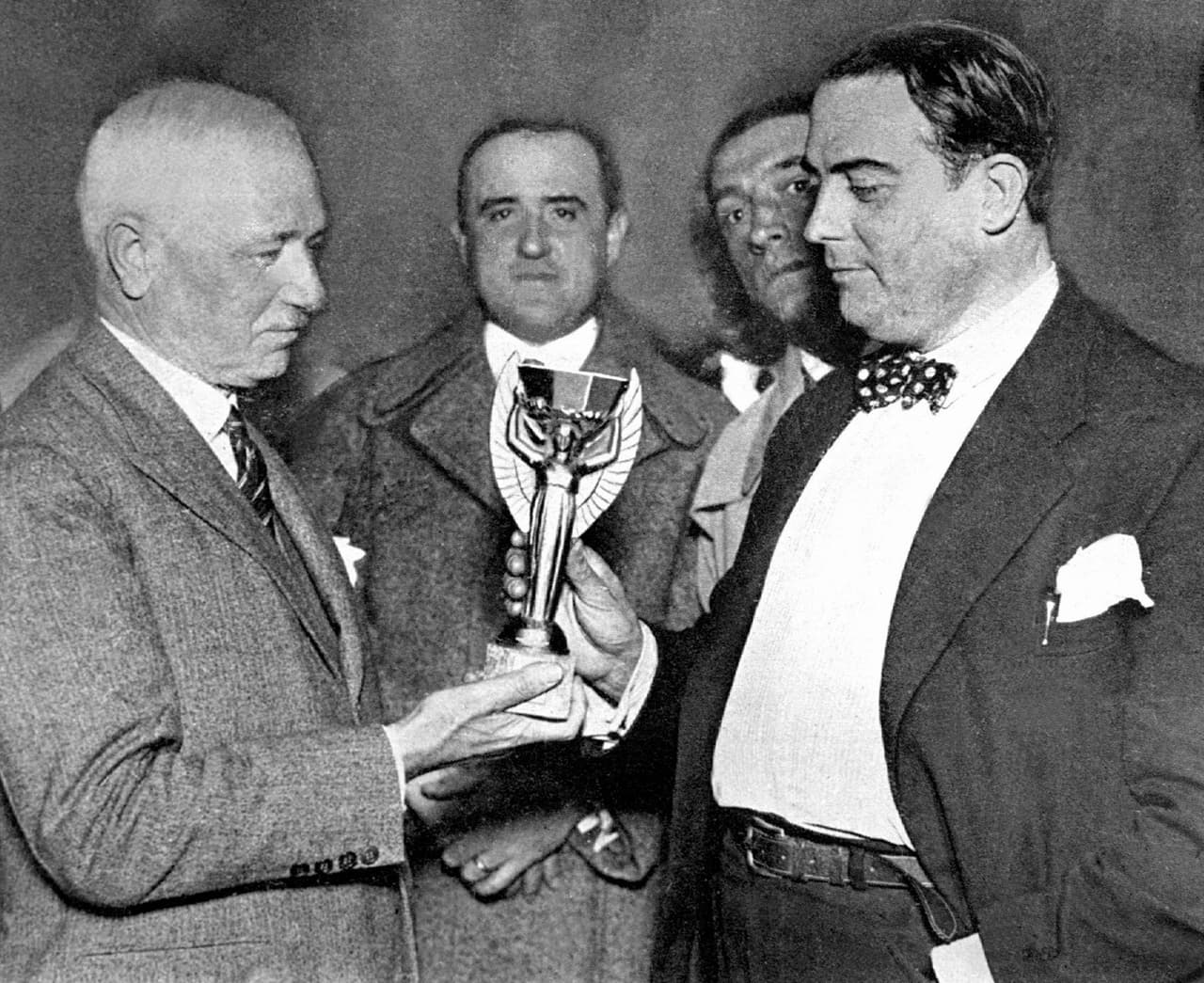 Jules Rimet (izq.) fue el tercer presidente de la Fifa y su mandato en la organización fue de 1921 a 1954, año de su retiro y en el que se decidió nombrar el trofeo con su nombre.