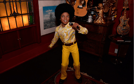 Las figuras de Michael Jackson no serán censuradas de los famosos museos de cera Madame Tussauds, se informó este miércoles en el portal 
<a href="https://www.tmz.com/2019/03/20/madame-tussauds-michael-jackson-wax-figures-leaving-neverland/" target="_blank">TMZ</a>.