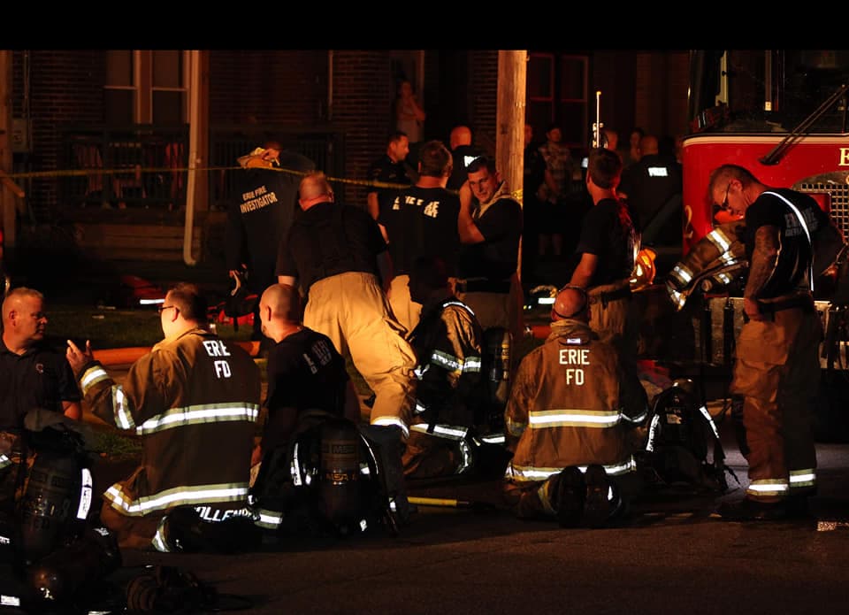 "El Departamento de Bomberos de Erie envía sus condolencias a las familias, deseamos haber podido hacer más, hicimos todo lo posible, simplemente no obtuvimos el resultado que esperábamos", declaró el portavoz de la institución.