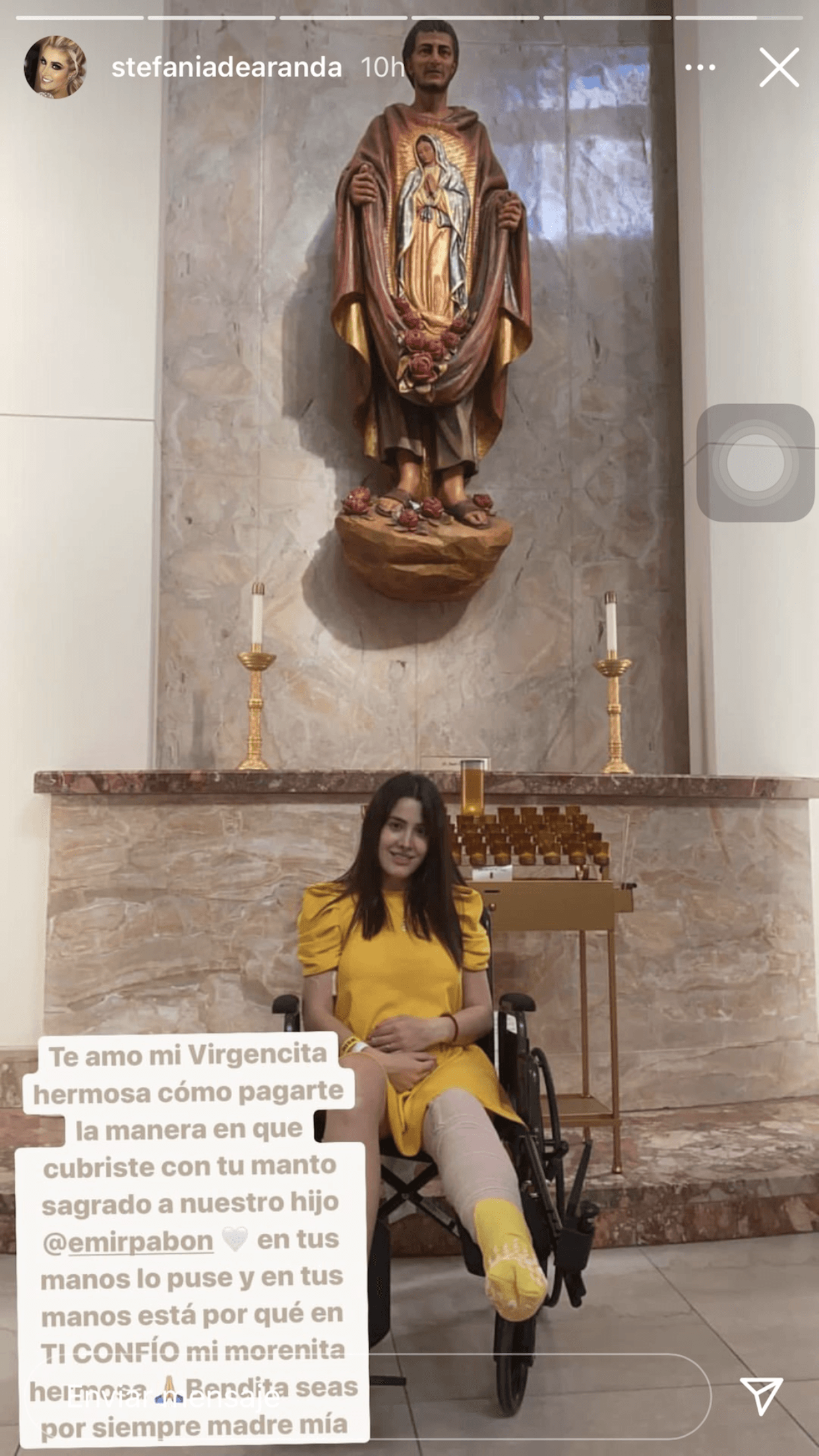 A ella se le vio sonriente, abrazando el vientre en donde aún está su hijo, mientras que a él se le observó con un bastón para apoyarse, pues ha dicho que aún siente dolores en la pierna. 
<br>