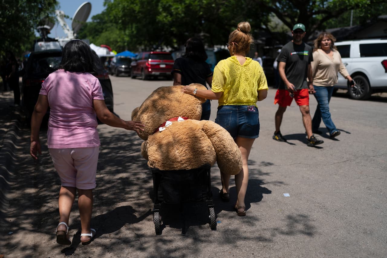 Tres mujeres llevan un osito de peluche al altar improvisado en memoria de las víctimas de Uvalde. Los agentes mataron al agresor, que fue identificado como un sujeto residente en el área de 18 años 
<a href="https://www.univision.com/noticias/estados-unidos/rolando-reyes-abuela-disparo-cara-atacante-texas" target="_blank">que atacó a su abuela</a> antes de perpetrar el ataque.