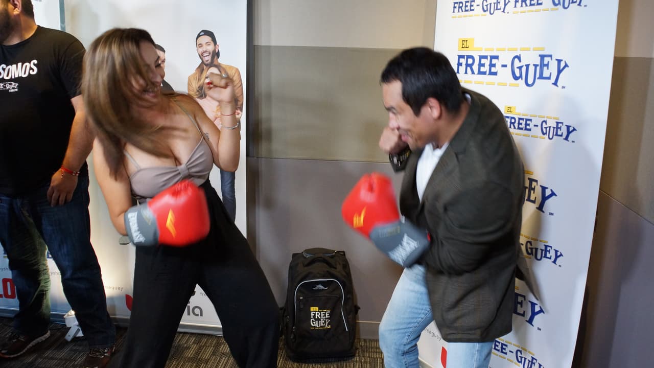 Juan Manuel Márquez llegó al Free-guey show con guante en mano.