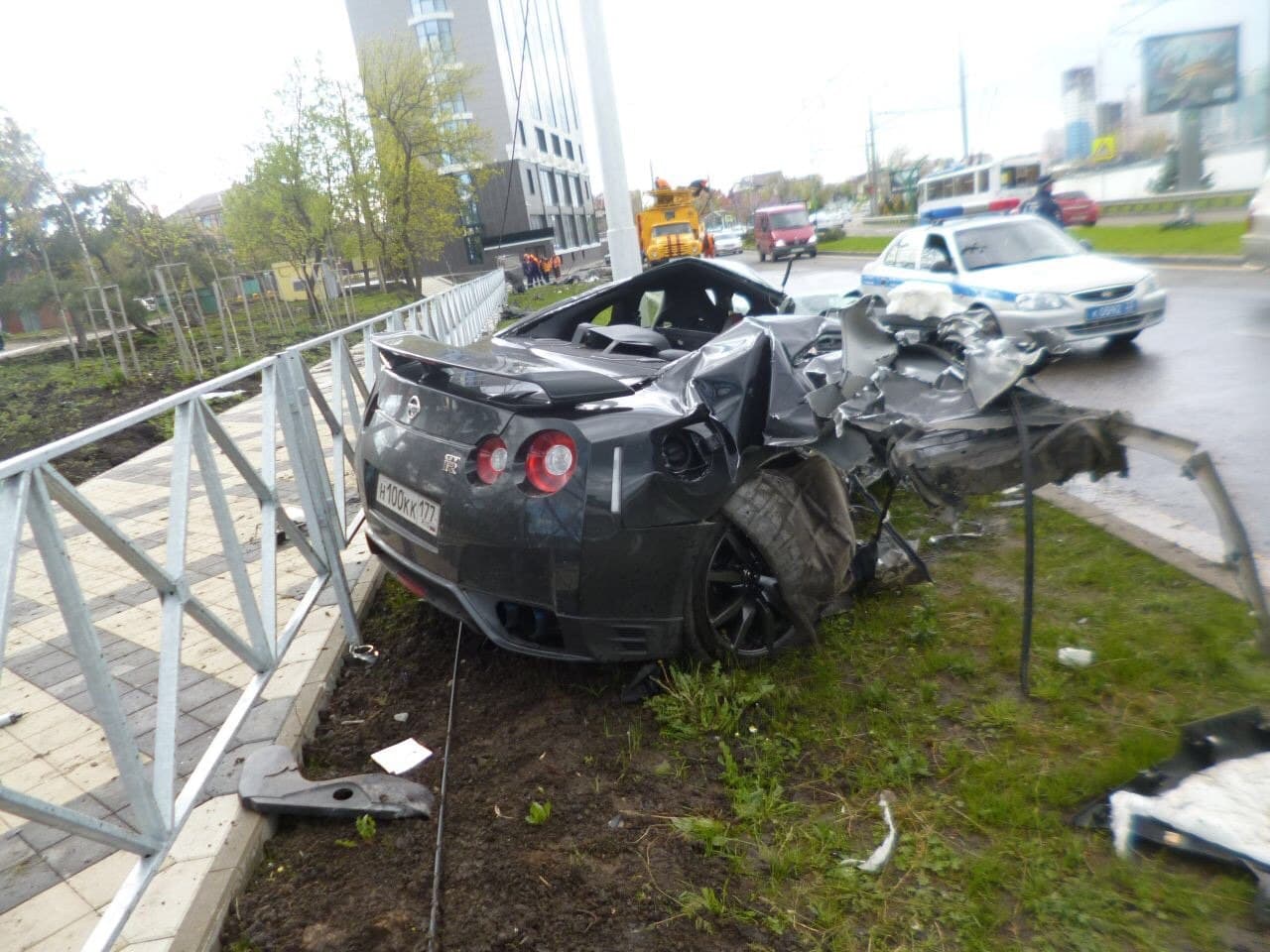 La buena noticia es que 
<b>el jugador salió ileso y caminando, </b>lo malo es que el Nissan GT-R no corrió con la misma suerte.