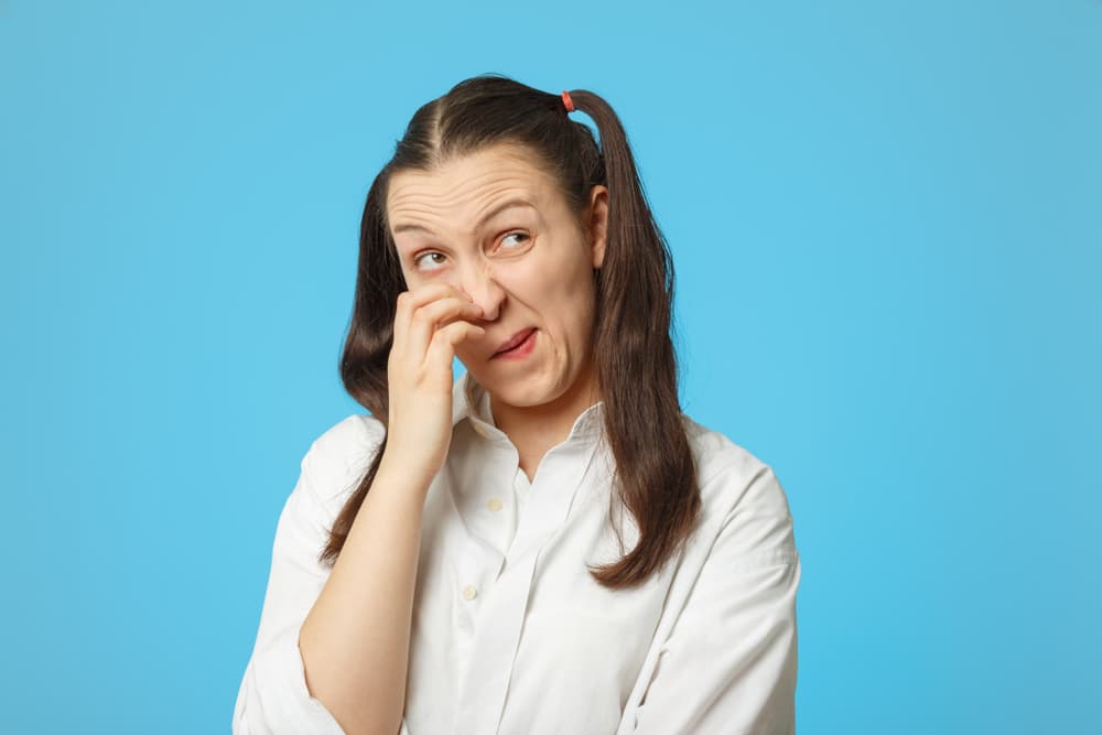 Rascarse o tocarse la nariz es típico de quien no quiere errar al hablar y se cuida mucho de decir algo que pueda comprometerle.
<br>Se observa con más frecuencia en el signo de 
<b>Virgo</b>.