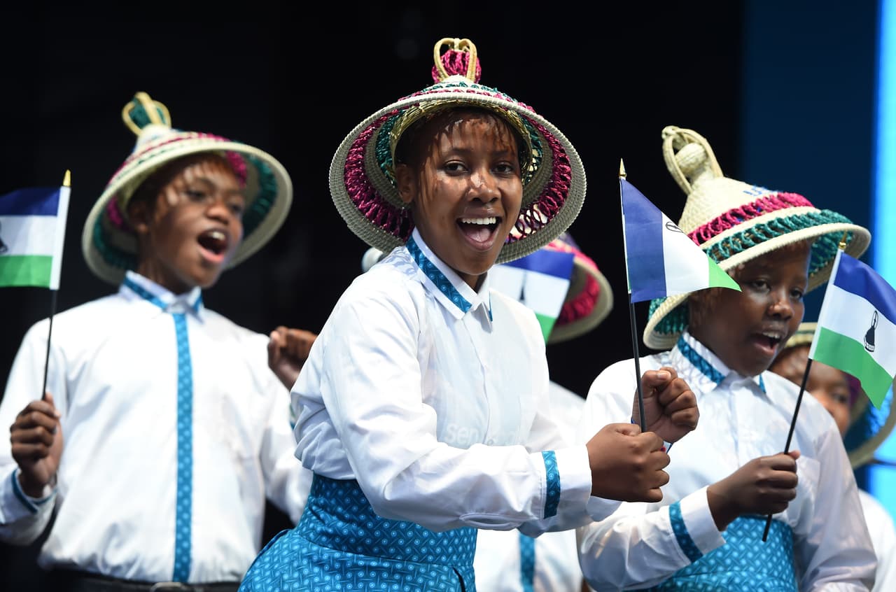 Una docena de chicos de Lesotho cantaron también durante el show.