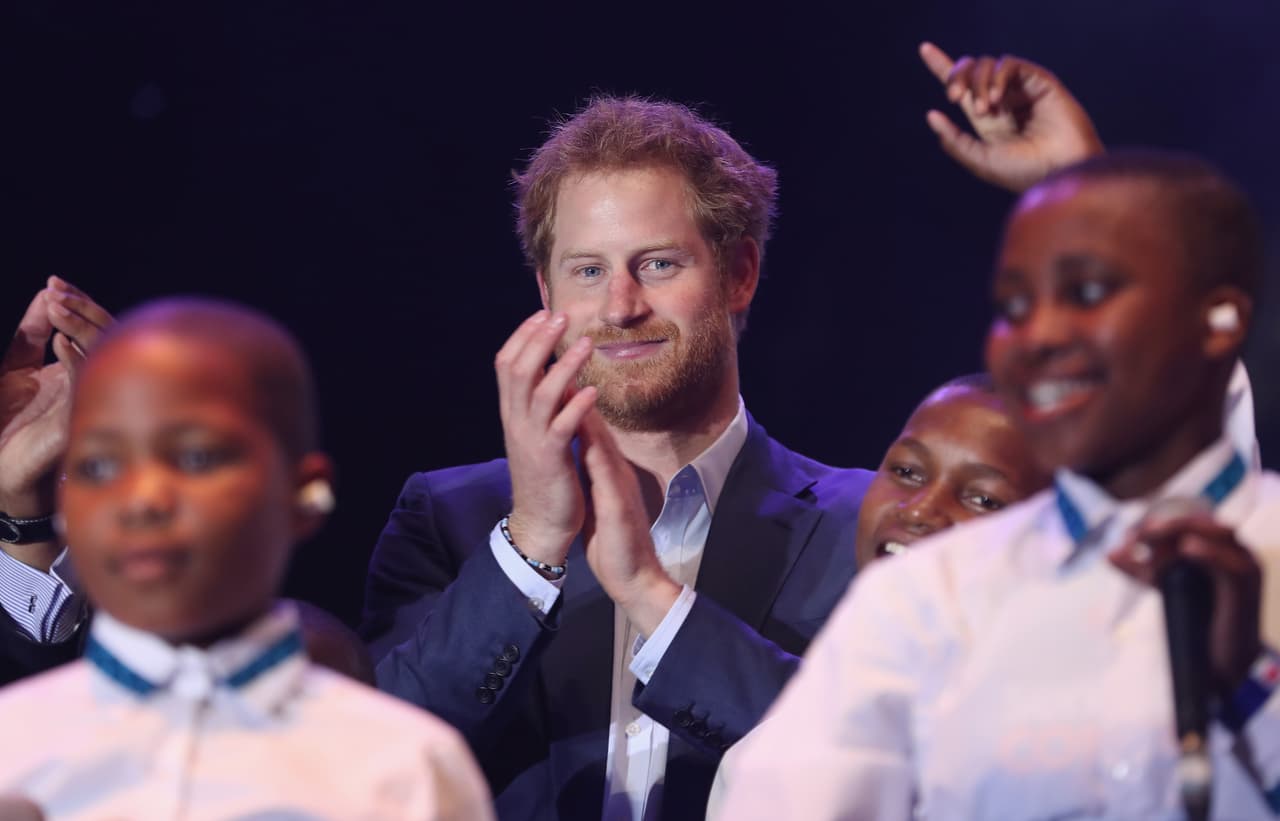 Su fundación busca crear conciencia sobre los problemas del VIH en comunidades de Africa.