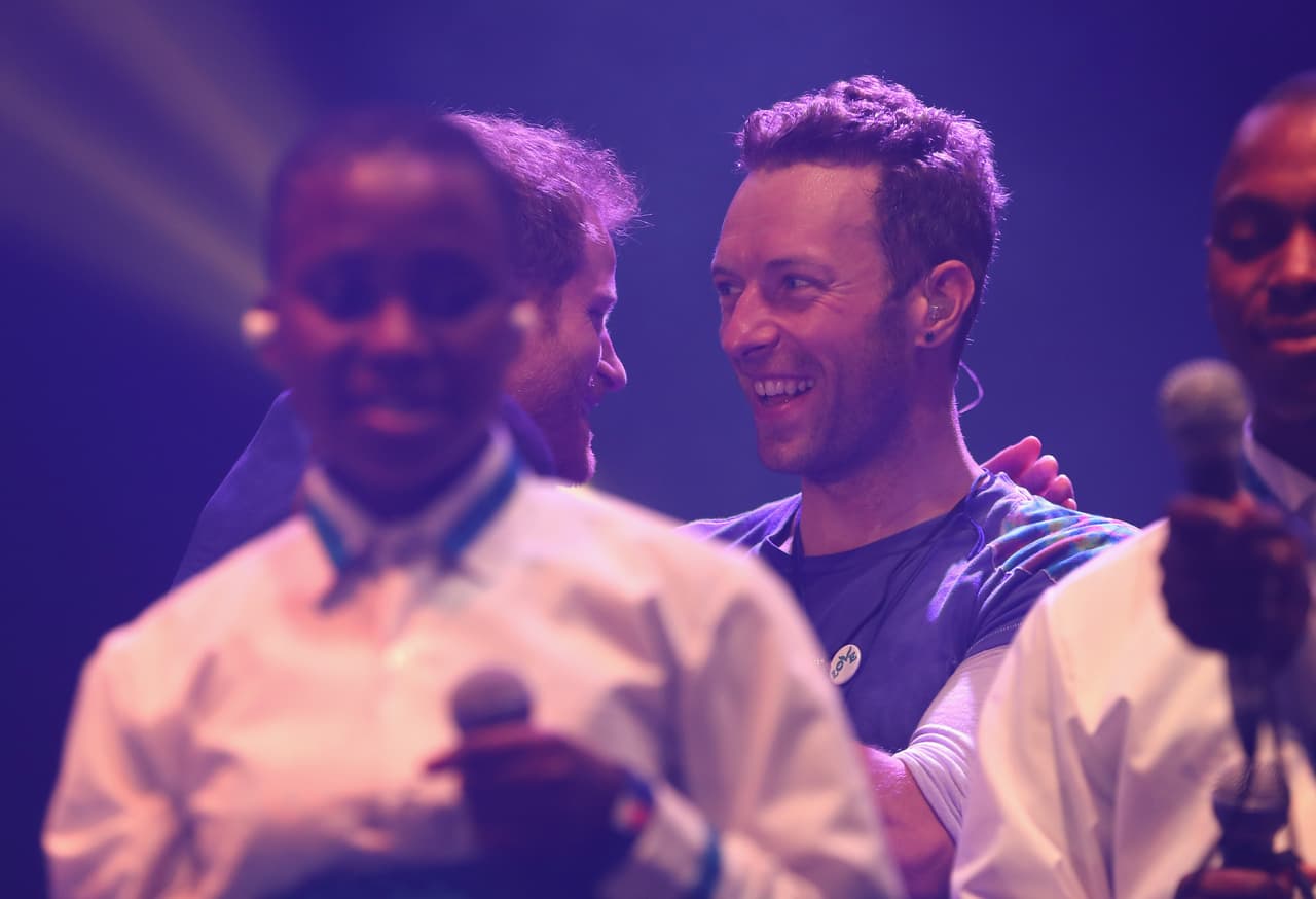 Harry fue a felicitar a Chris Martin al final del show.