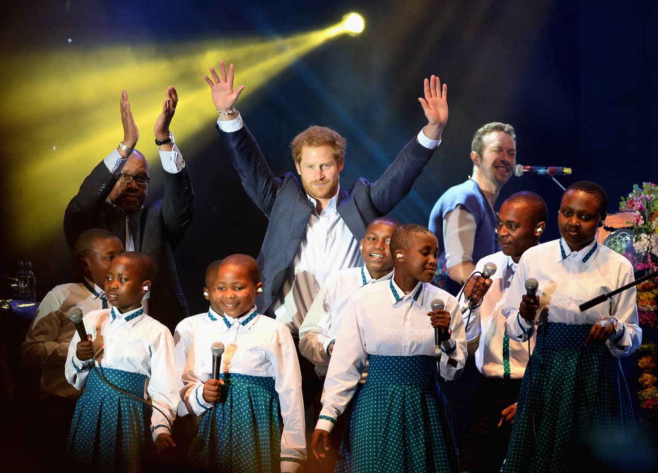 Y entonces demostró sus dotes de artista, ¡ya que cantó un poco!
