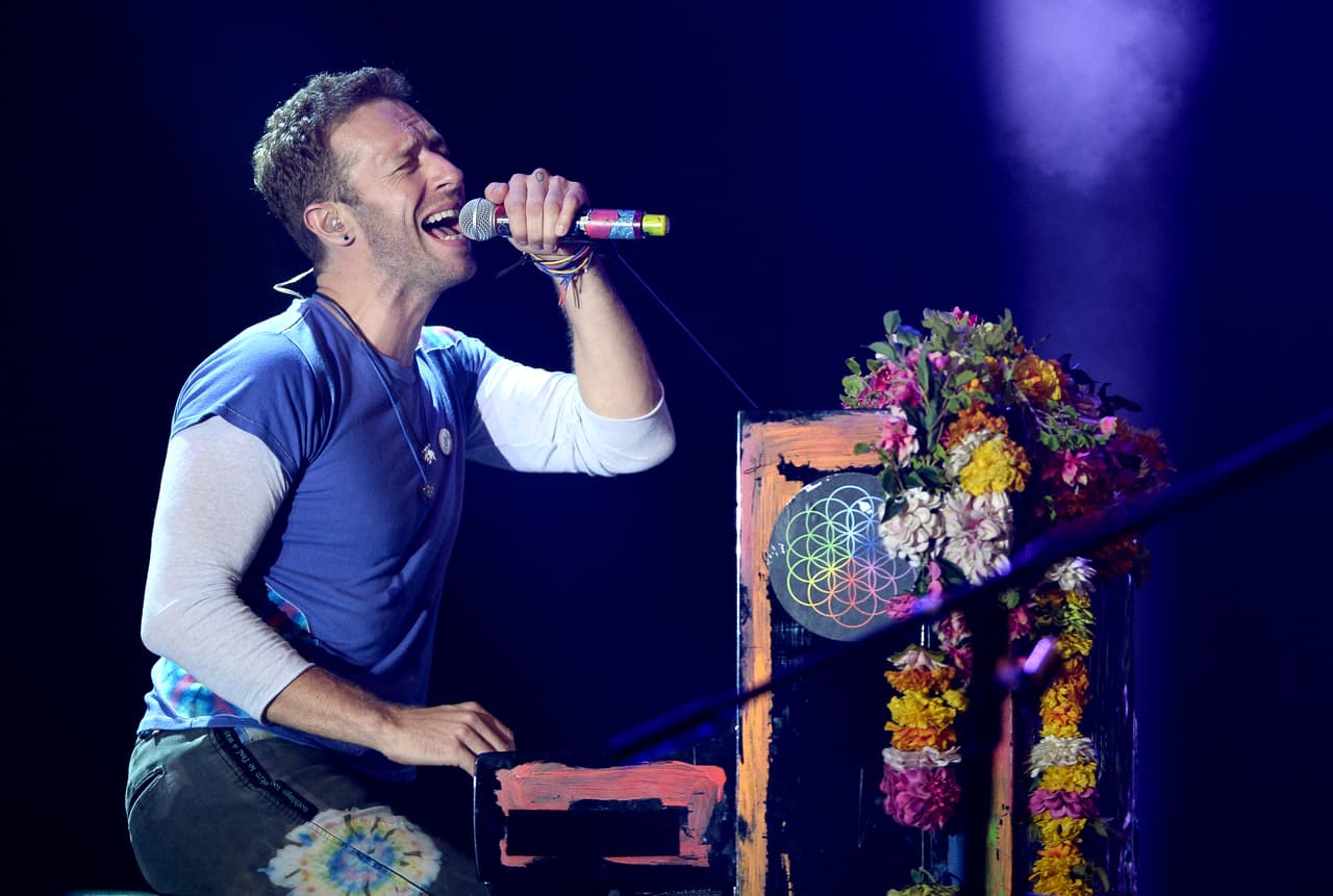 Y para ello reclutó la ayuda del famoso grupo Coldplay, comandado por Chris Martin.