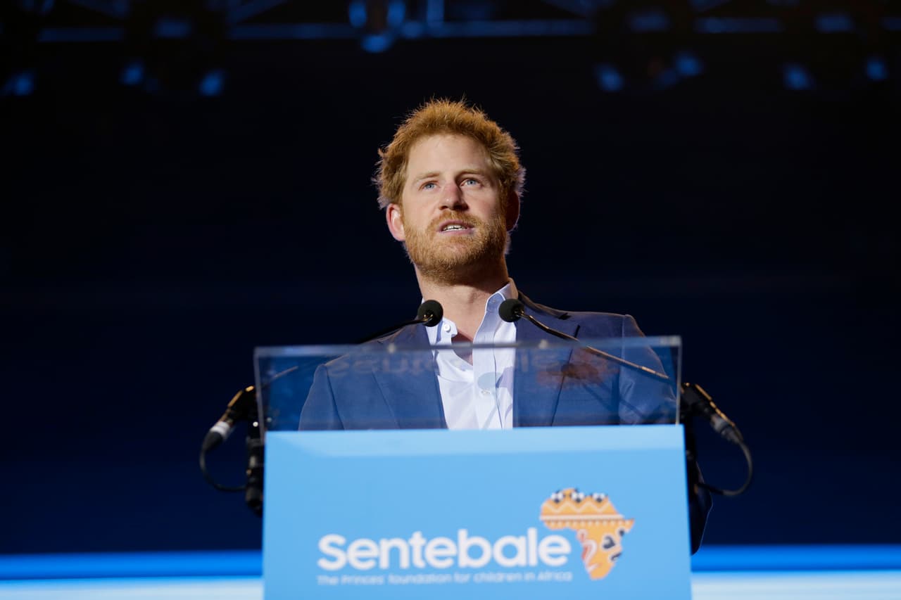 Harry dio un discurso sobre la importancia de la caridad y la fundación.