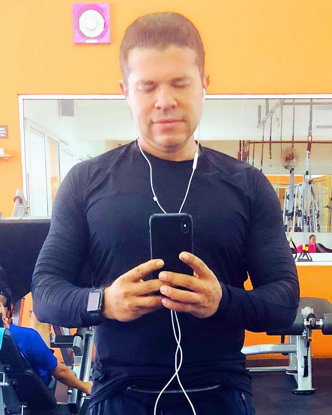 Hasta para acudir al gimnasio el cantante siempre tiene cuidado en elegir su atuendo para que combine y sea funcional.